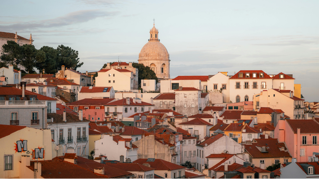 Vista de los tejados de Lisboa al atardecer